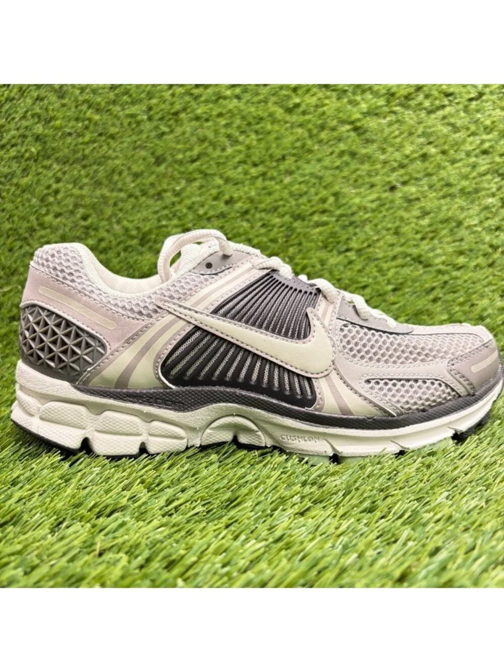 Nike Air Zoom Vomero 5 Womens Size 7 Gray Black Athletic Running Shoes Sneakers